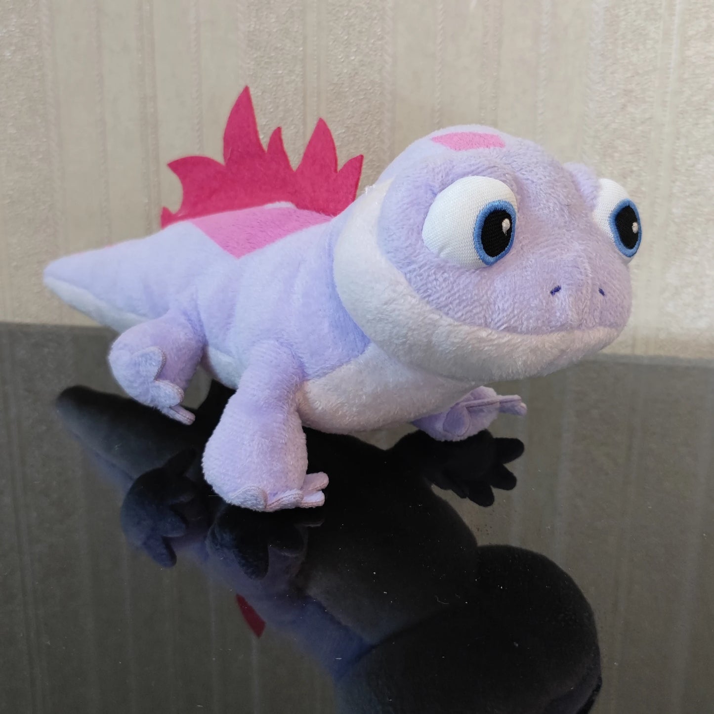 Bruni The Lizard Plushie from Disney Frozen 2. Size: 20cm.